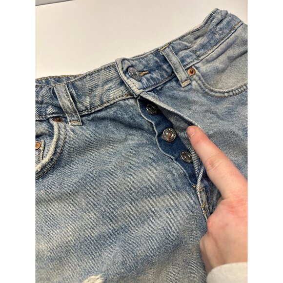 Distressed Denim Jean Shorts (size 6) - Picture 4 of 9